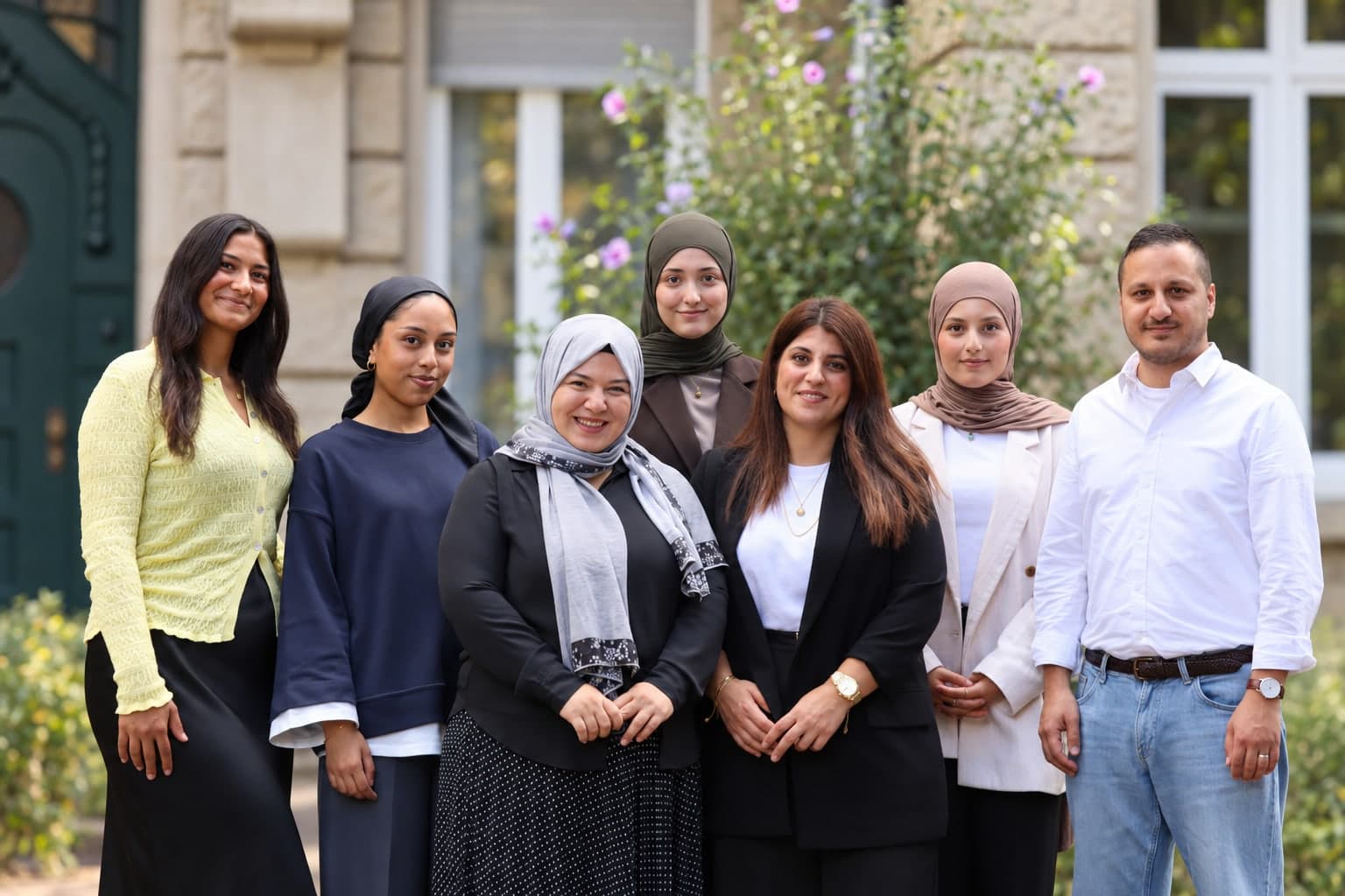 Mitglieder des Forums Islamische Religionspädagogik vor einem Altbau